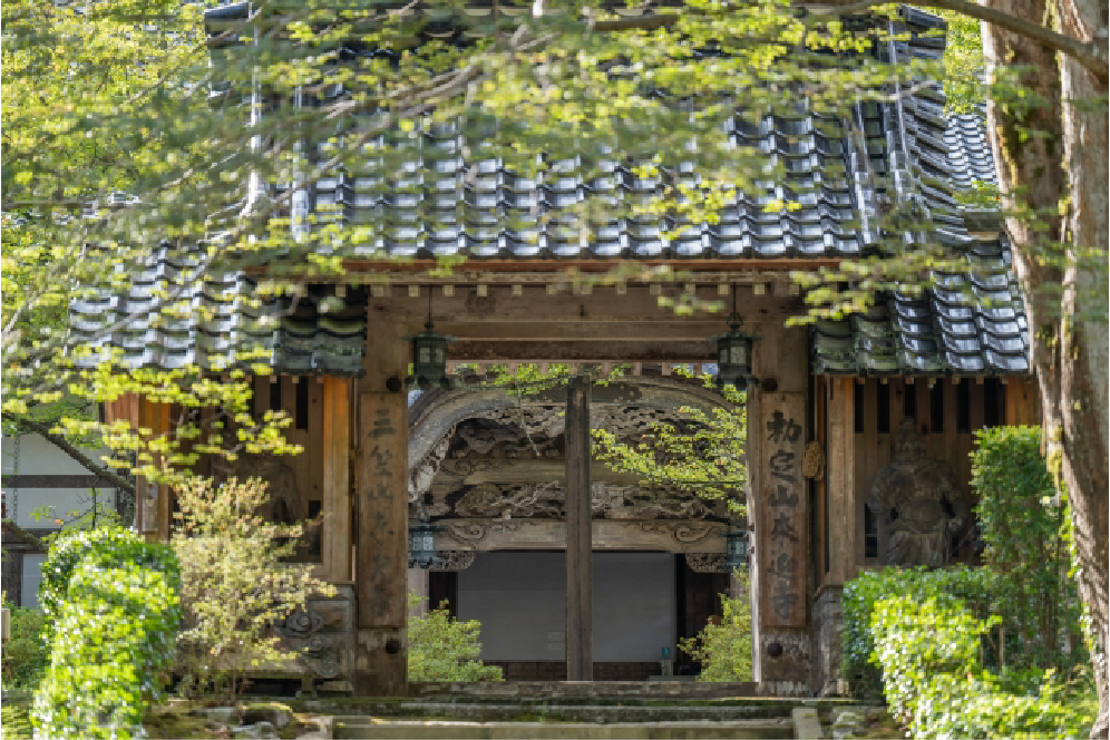 穴水町のお寺の門